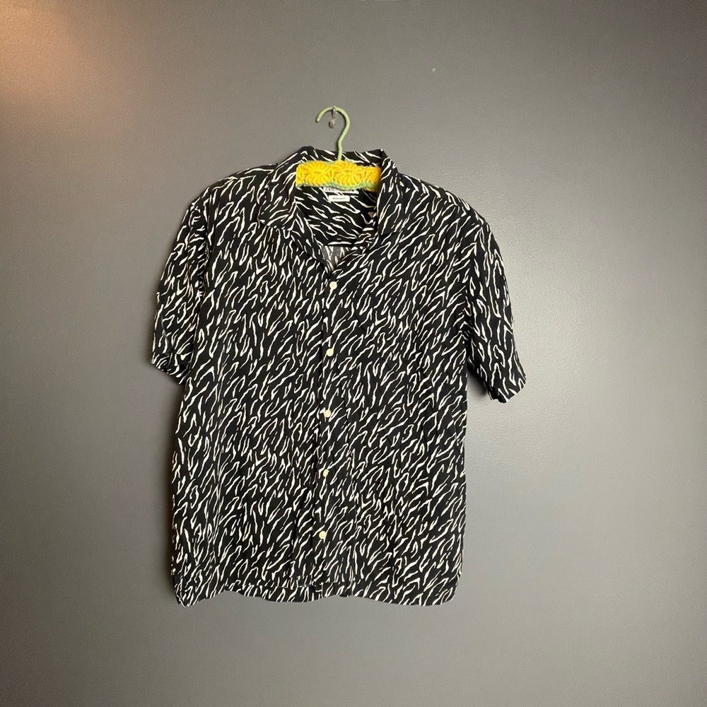 795. Zara Men’s Printed Regular Fit Crisp Short Sleeve Button Down Shirt